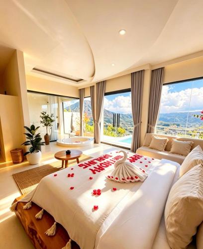 ein Schlafzimmer mit einem großen Bett, das mit roten Blumen bedeckt ist in der Unterkunft White cloudy in Gretek