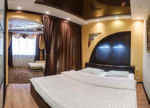 een slaapkamer met een groot bed in een kamer bij Adoratskogo Apartment in Kazan