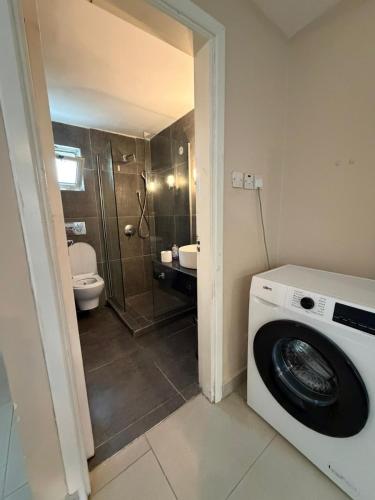 ein Badezimmer mit Waschmaschine und Toilette in der Unterkunft Marsin Hotel & Bungalows in Kyrenia