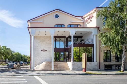 a building on the corner of a street at Hotel Anina in Techirghiol