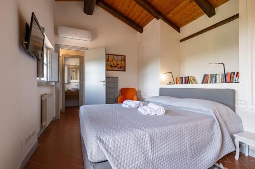 a bedroom with a bed with two towels on it at Aiuola133 in Cetona
