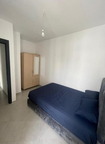 a bedroom with a blue bed in a room at Complex riad tanger in Hajreien