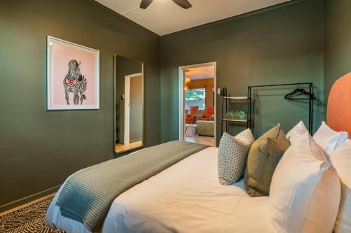 ein Schlafzimmer mit einem großen Bett in einem Zimmer in der Unterkunft DIE Stoep in Uis