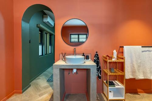 ein Badezimmer mit Waschbecken und Spiegel in der Unterkunft DIE Stoep in Uis