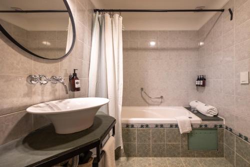 ein Badezimmer mit Waschbecken und Badewanne in der Unterkunft Peninsula Petit in San Carlos de Bariloche