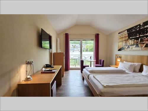 ein Hotelzimmer mit zwei Betten und einem Schreibtisch in der Unterkunft Christiana's Wein & Art Hotel in Bernkastel-Kues