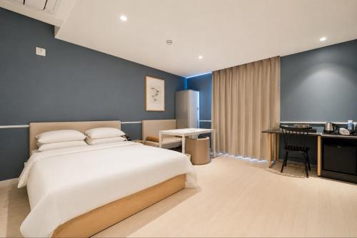 a bedroom with a bed and a desk in it at Brown Dot Hotel Ulsan Samsan in Ulsan