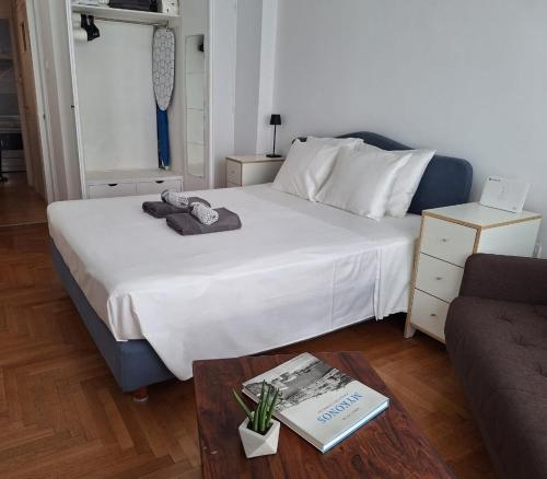 Stay in the Heart of Historic Plaka