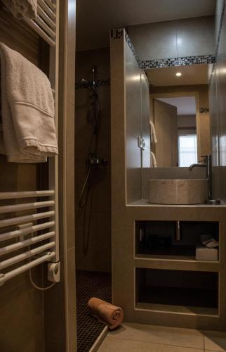 une salle de bain avec un lavabo et une douche dans l'établissement Hotel Le Mas Saint Joseph, à Saint-Rémy-de-Provence