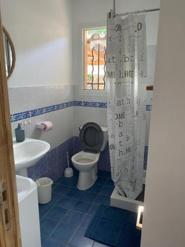 a bathroom with a toilet and a sink at Studio in Brando