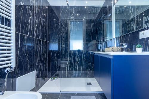 ein Badezimmer mit Dusche und Waschbecken in der Unterkunft Lamagia in Bologna
