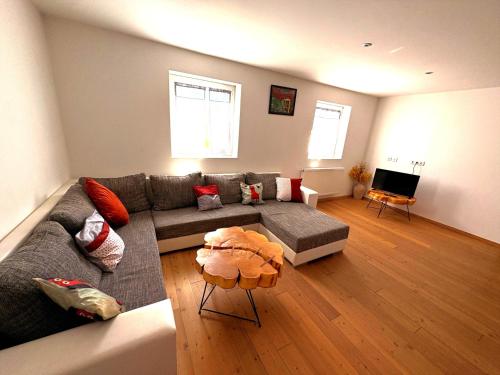 a living room with a couch and a television at Ferienwohnungen Hopfenhaus in Spalt