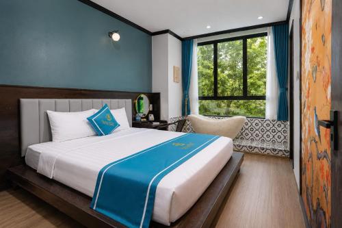 a bedroom with a large bed and a window at Khách Sạn Phố Cổ Ninh Bình NANA HOTEL in Kỳ Vĩ