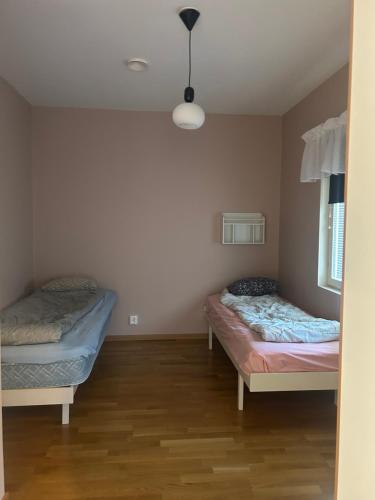 ein Zimmer mit zwei Betten in einem Zimmer in der Unterkunft Kattby in Hammarland