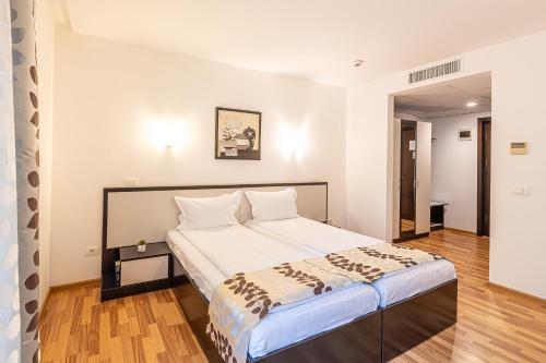 a bedroom with a large bed in a room at Hotel Anina in Techirghiol
