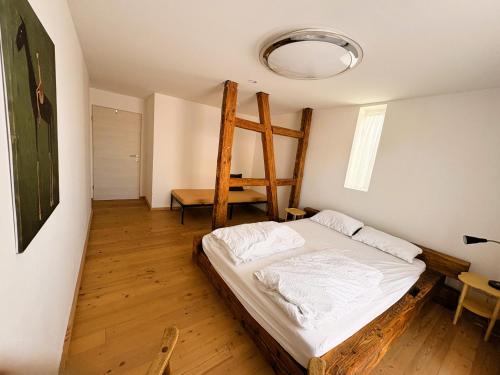 a bedroom with a bed and a wooden floor at Ferienwohnungen Hopfenhaus in Spalt