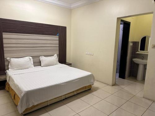 a bedroom with a large bed and a sink at رحيانه ابها in Abha