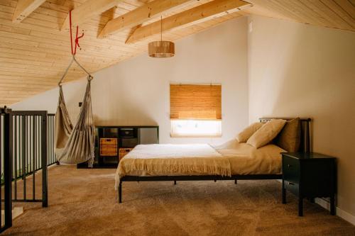 a bedroom with a hammock hanging from the ceiling at Kwiatowisko in Szewnia