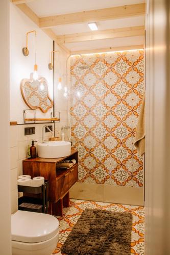 a bathroom with a toilet and a sink and a shower at Kwiatowisko in Szewnia