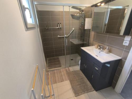 a bathroom with a shower and a sink at Une pause à Magny appartement de 51 m2 proche Beaune et Dijon NETFLIX gratuit in Magny-lès-Villers