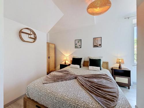 a bedroom with a bed with a blanket on it at L'Arrière Cour in Montbéliard