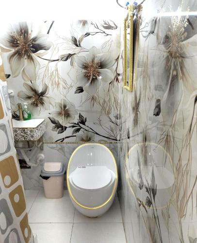 a bathroom with a toilet and a flower wallpaper at Centro Historico Lima - Apartamento in Lima