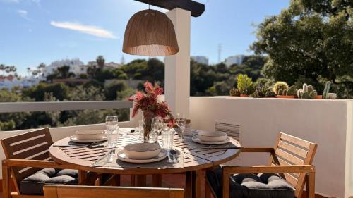 Casa de la Alegria, 3-bedroom house near Cabopino Beach & Golf, Marbella
