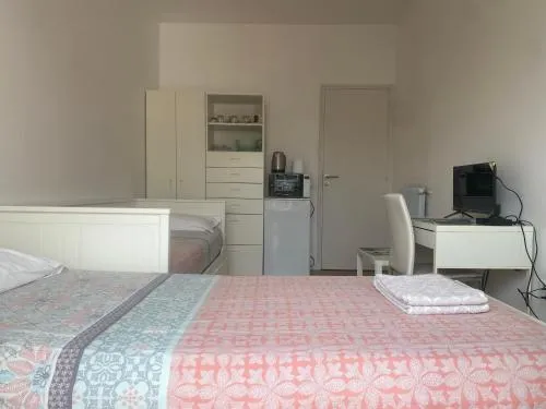 Mirela's Private Room with key, AC, lift & balcony in the center of Nice on the Cote d'Azur photo 1