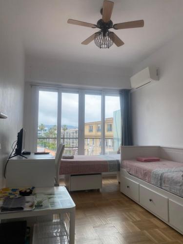 Mirela's Private Room with key, AC, lift & balcony in the center of Nice on the Cote d'Azur photo 3