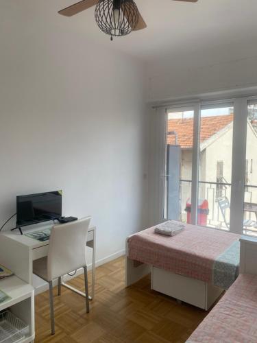 Mirela's Private Room with key, AC, lift & balcony in the center of Nice on the Cote d'Azur photo 11