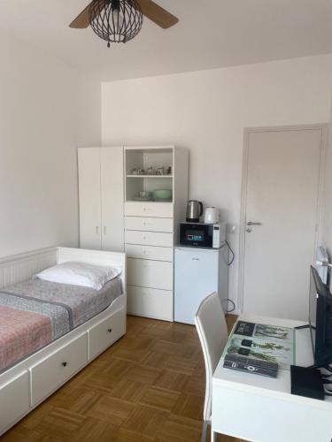 Mirela's Private Room with key, AC, lift & balcony in the center of Nice on the Cote d'Azur photo 12