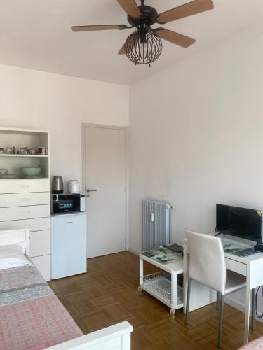 Mirela's Private Room with key, AC, lift & balcony in the center of Nice on the Cote d'Azur photo 5
