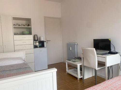 Mirela's Private Room with key, AC, lift & balcony in the center of Nice on the Cote d'Azur photo 13