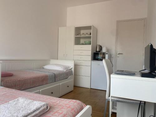 Mirela's Private Room with key, AC, lift & balcony in the center of Nice on the Cote d'Azur photo 14