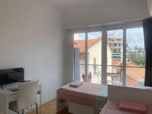 Mirela's Private Room with key, AC, lift & balcony in the center of Nice on the Cote d'Azur photo 6