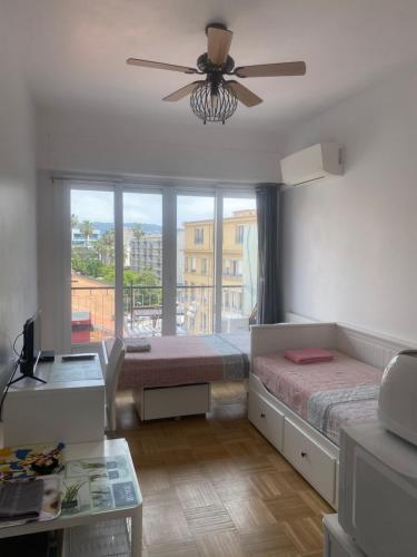 Mirela's Private Room with key, AC, lift & balcony in the center of Nice on the Cote d'Azur photo 8
