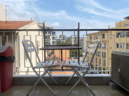 Mirela's Private Room with key, AC, lift & balcony in the center of Nice on the Cote d'Azur photo 7