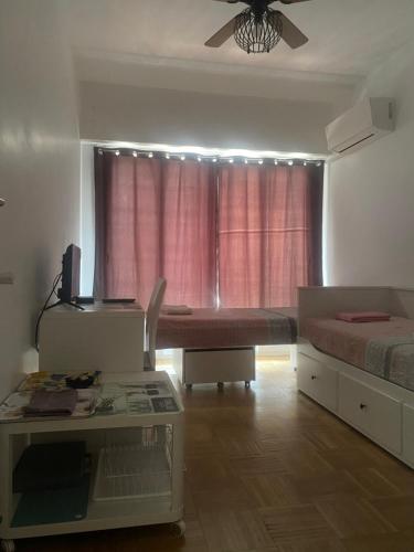 Mirela's Private Room with key, AC, lift & balcony in the center of Nice on the Cote d'Azur photo 15