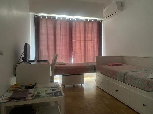 Mirela's Private Room with key, AC, lift & balcony in the center of Nice on the Cote d'Azur photo 16