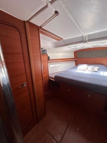 a small room with a bed in the middle at BeliBoat in Cascais