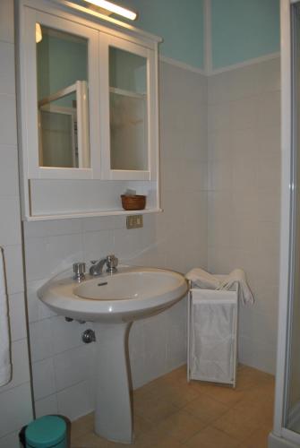 ヴィアレッジョにあるLa Casa in Passeggiata - Seancityの洗面台と鏡のある白いバスルーム