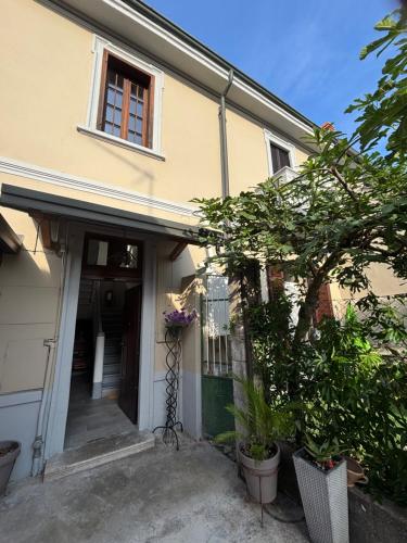a house with a tree in front of it at Casa di Mile in Rho