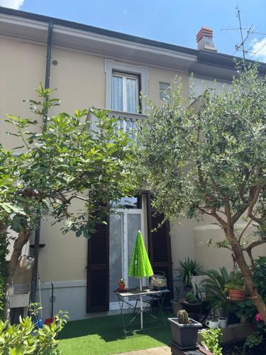a house with a table in front of it at Casa di Mile in Rho
