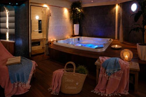 a jacuzzi tub in a room with a table at APPART HÔTEL MON CALME in Piriac-sur-Mer