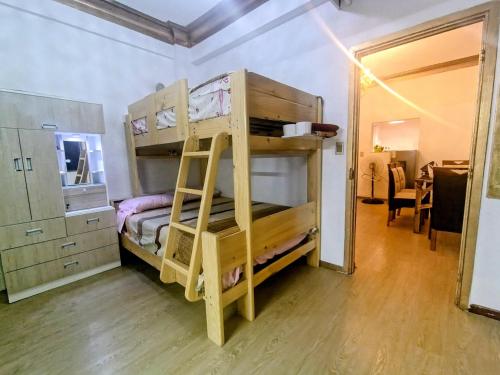 a bedroom with two bunk beds in a room at Centro Historico Lima - Apartamento in Lima