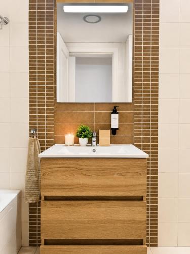 a bathroom with a sink and a mirror at Horizon Santa Monica in Aguadulce