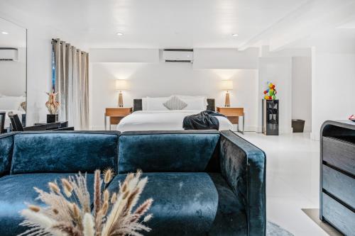 a living room with a bed and a couch at Hotel Harrison On the Beach in Miami Beach