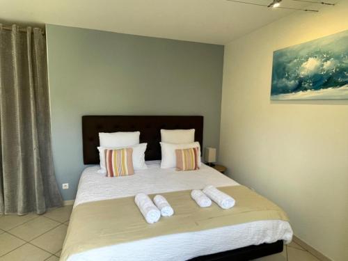 a bedroom with a large bed with white sheets and pillows at Hôtel et Chambres d'hôtes Les Mureaux - Les chambres de la Marina in Les Mureaux