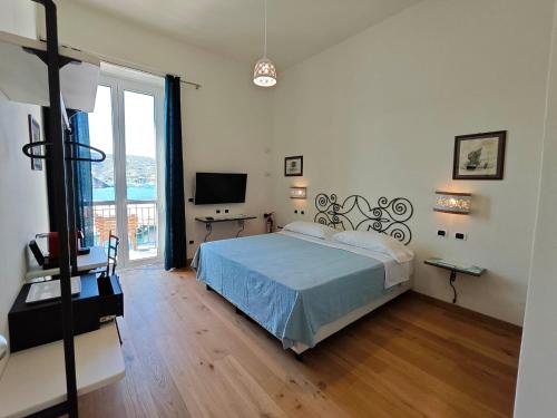 ein Schlafzimmer mit einem Bett und einem Fernseher in der Unterkunft Locanda Mari in Ponza