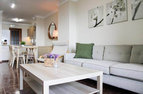 a living room with a couch and a table at Sueños de Tabaiba y Mar in Tabaiba